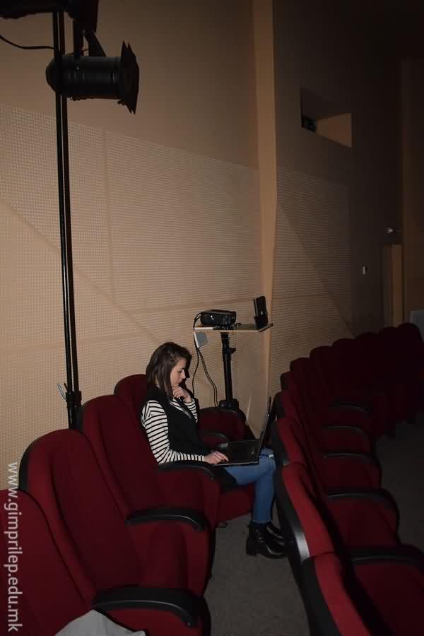 Работна фотографија: Марија Андоноска се подготвува за проекција на преводот на монологот Лора.