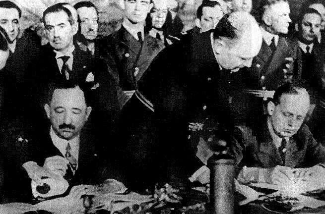 Богдан Филов и Јоаким вон Рибентроп го потпишуваат пактот во 1941